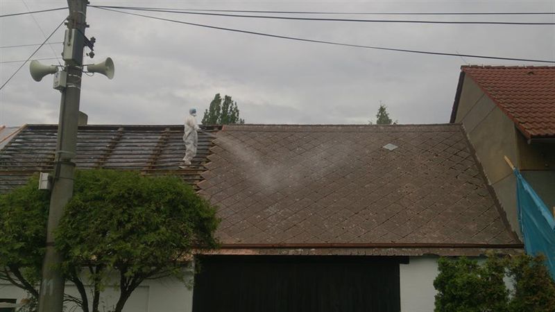 Odstranění ETERNITU ze střechy rodinného domu Hodyně