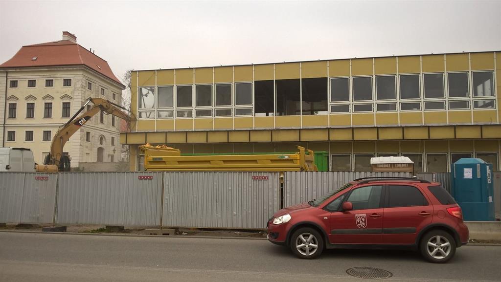 Strojní demolice budovy bývalého Městského úřadu Židlochovice