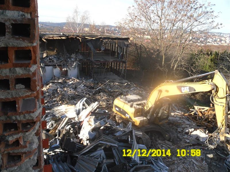 Demolici administrativní budovy v Brně na třídě Gen. Piky.